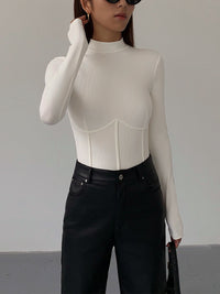 Top mit hohem Kragen, langen Ärmeln und Korsett-Detail – Annelie