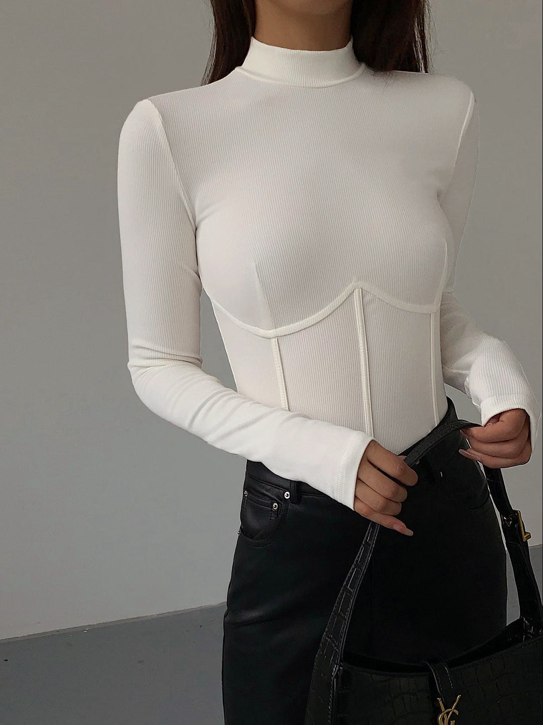 Top mit hohem Kragen, langen Ärmeln und Korsett-Detail – Annelie