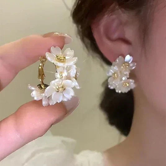 Fiore Creolen Ohrringe Ariadne Florales Design Eleganter 3D Blüten Effekt Leicht Edelstahl Mit Beschichtung