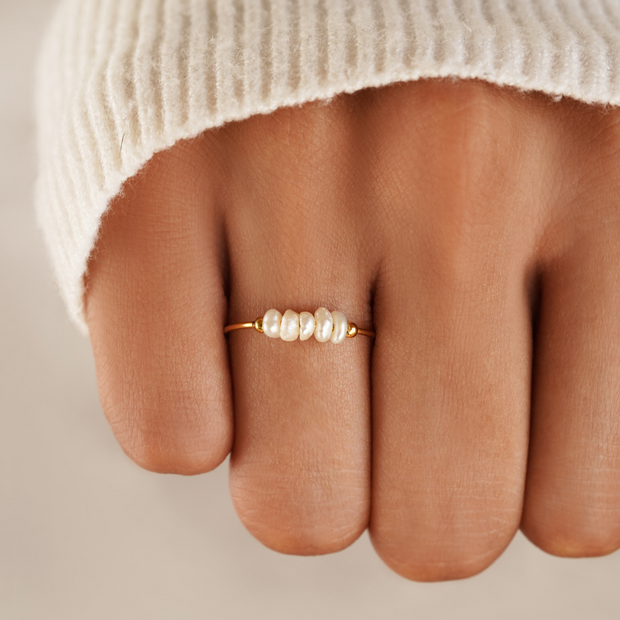Damenring Mit Süßwasserperlen – Fünf Kleine Natürliche Perlen, Schlanker Goldfarbener Ring Raquel