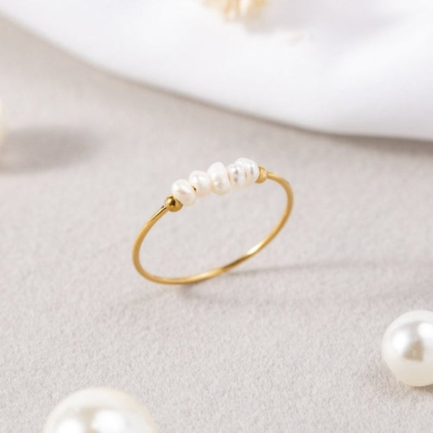 Damenring Mit Süßwasserperlen – Fünf Kleine Natürliche Perlen, Schlanker Goldfarbener Ring Raquel