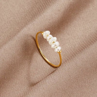 Damenring Mit Süßwasserperlen – Fünf Kleine Natürliche Perlen, Schlanker Goldfarbener Ring Raquel