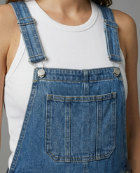Latzhose aus Denim in Übergröße mit Taschen und verstellbaren Trägern - Valmira
