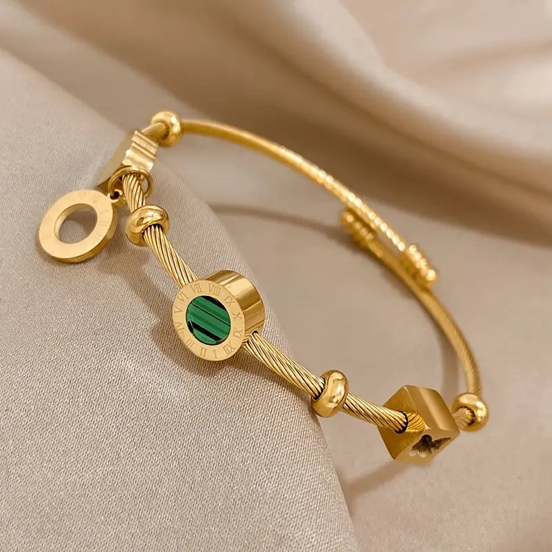Goldenes Starres Armreif Mit Geometrischen Anhängern Celeste Luxuriöses Schmuckstück Für Den Alltagslook
