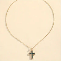 Halskette Mit Goldenem Kreuz Und Grünen Zirkonen Maelis Elegantes Accessoire Für Anmut Und Spiritualität