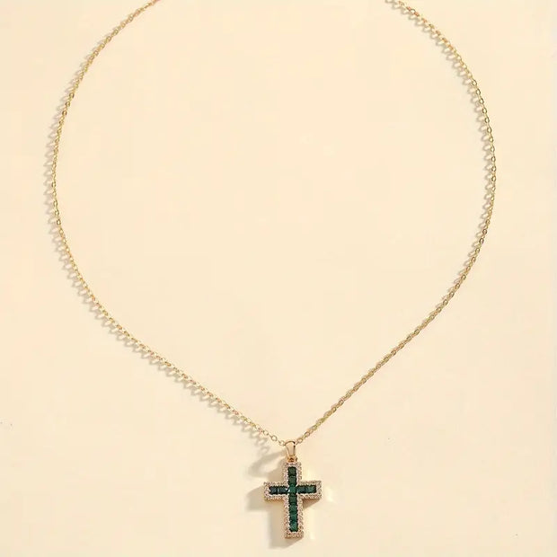 Halskette Mit Goldenem Kreuz Und Grünen Zirkonen Maelis Elegantes Accessoire Für Anmut Und Spiritualität