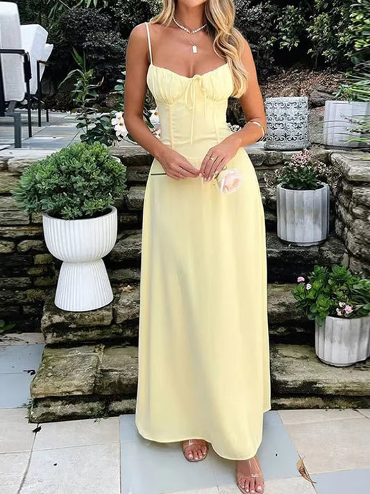 Langes Kleid mit herzförmigem Ausschnitt und dünnen Trägern in pastellgelb - Liora