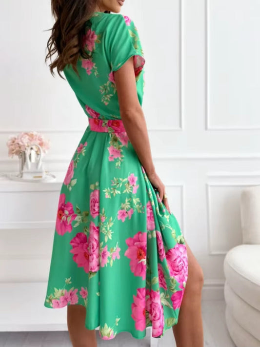 Kurzärmeliges Kleid mit Blumendruck und grünem Gürtel - Mirella