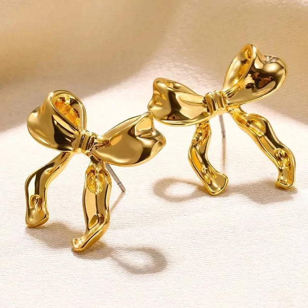 Zarte Doppelohrringe Mit Schleife Leila Goldenes Finish Schmuck Für Romantische Looks