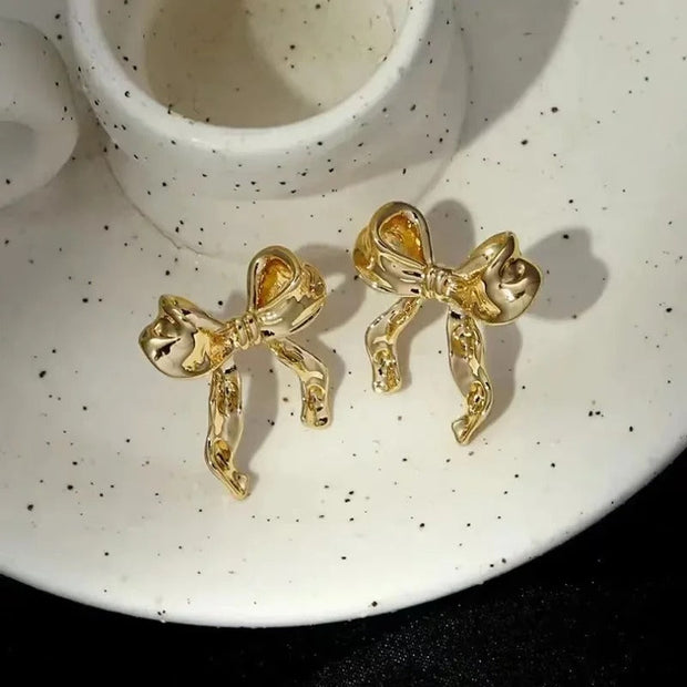 Zarte Doppelohrringe Mit Schleife Leila Goldenes Finish Schmuck Für Romantische Looks
