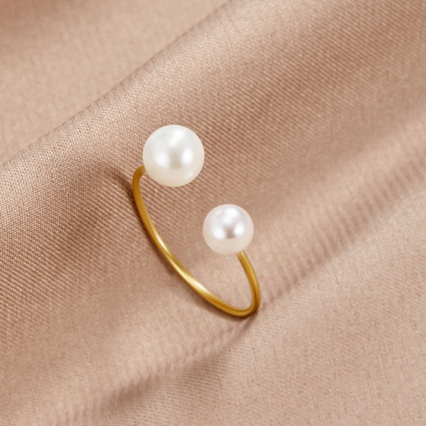 Damenring Mit Zwei Unterschiedlich Großen Perlen Von Umbelina Verstellbarer Goldfarbener Ring