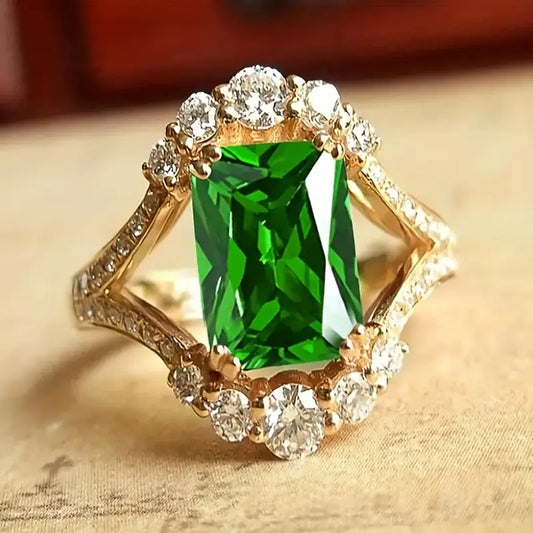 Goldring Mit Rechteckigem Grünen Kristall Im Zentrum, Umgeben Von Kubischen Zirkonien Lorien