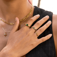 Damenring Mit Smaragd In Gelbgold Claudia Hochwertiger Schmuck Mit Quadratischem Smaragd Im Zentrum