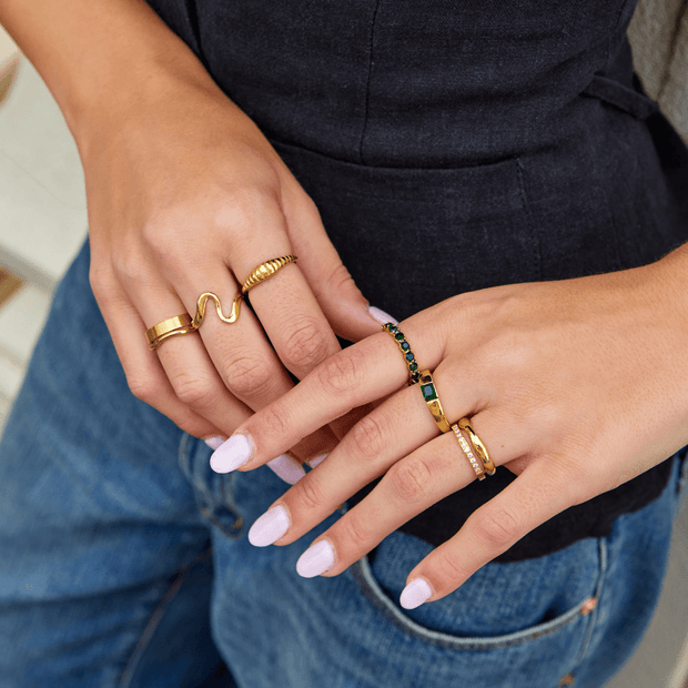 Damenring Mit Intens Grünen Smaragd Kristallbesatz Rund Um Den Ring Aus Echtem Gold Olinda Luxuriöser Damen Schmuck Stil