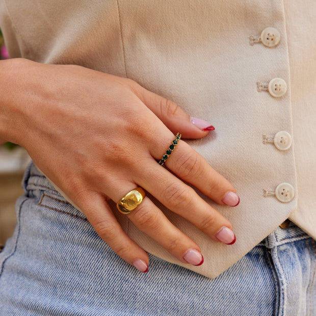 Damenring Mit Intens Grünen Smaragd Kristallbesatz Rund Um Den Ring Aus Echtem Gold Olinda Luxuriöser Damen Schmuck Stil