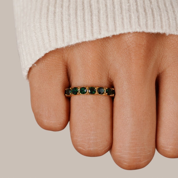 Damenring Mit Intens Grünen Smaragd Kristallbesatz Rund Um Den Ring Aus Echtem Gold Olinda Luxuriöser Damen Schmuck Stil