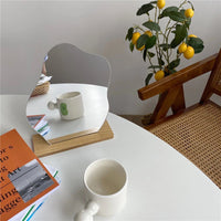 Minimalistischer Spiegel mit Holzsockel