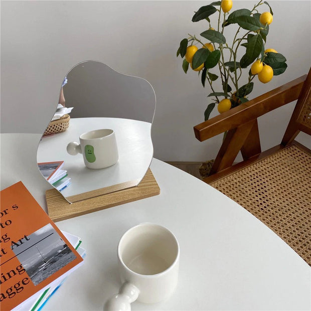 Minimalistischer Spiegel mit Holzsockel