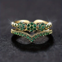 Luxuriöser Goldring Mit Doppelter Band Und Grünen Kristallen Für Elegante Abendoutfits Saphyra