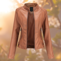Schlichte Lederjacke im Biker-Stil