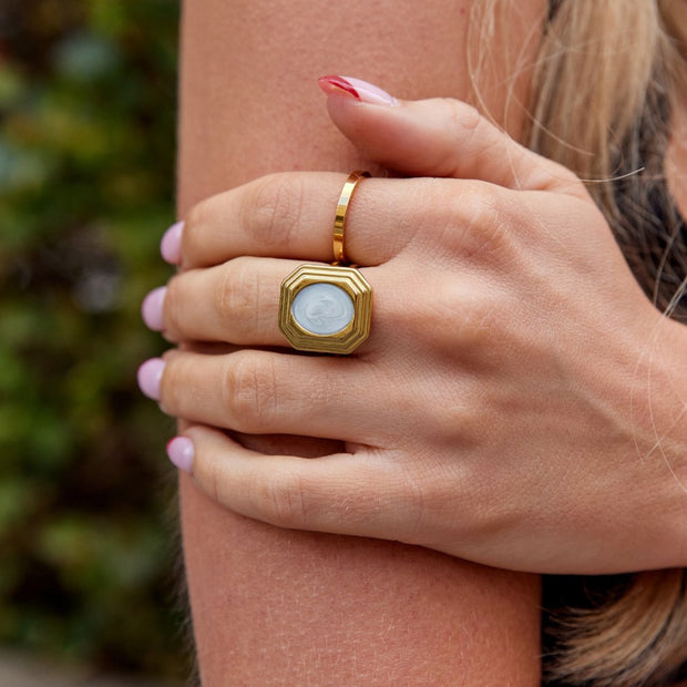 Damenring Vintage Geometrischer Goldring Mit Perlmutt Medaillon Von Livia Eleganter Zeitloser Schmuck Für Frauen
