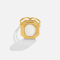 Damenring Vintage Geometrischer Goldring Mit Perlmutt Medaillon Von Livia Eleganter Zeitloser Schmuck Für Frauen