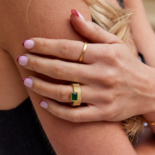 Damenring Mit Smaragd Aus Gold Eleganter Solitärring Joana Exklusive Schmuckkollektion