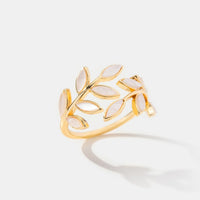 Damenring Mit Blattmotiv In Goldfinish Und Weiße Emaille Offenes Verstellbares Schmuckstück Yvette