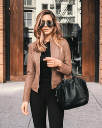 Figurbetonte Lederjacke im lässigen Stil