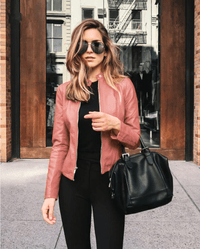 Figurbetonte Lederjacke im lässigen Stil
