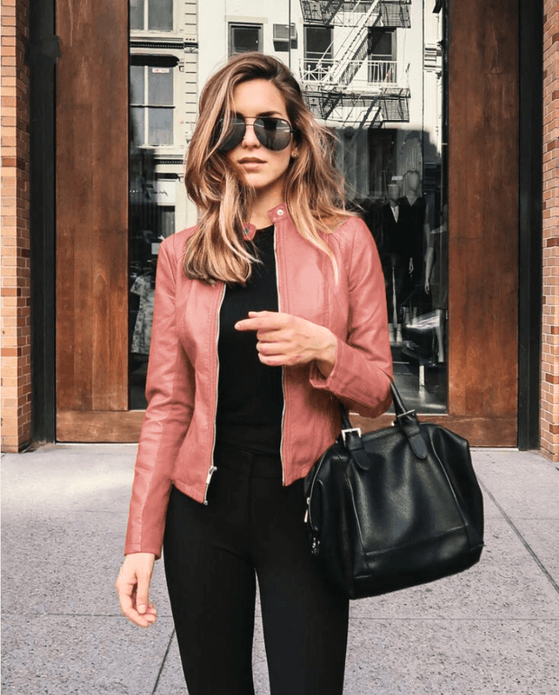 Figurbetonte Lederjacke im lässigen Stil