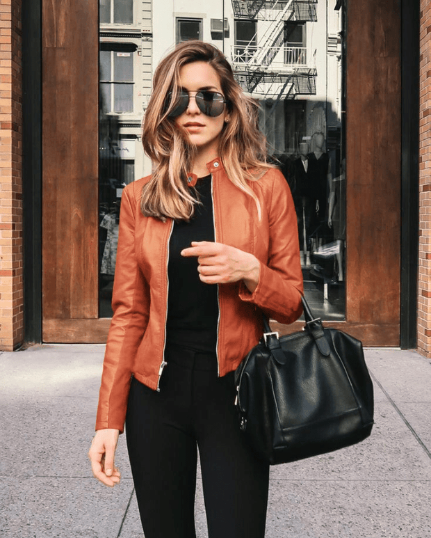 Figurbetonte Lederjacke im lässigen Stil