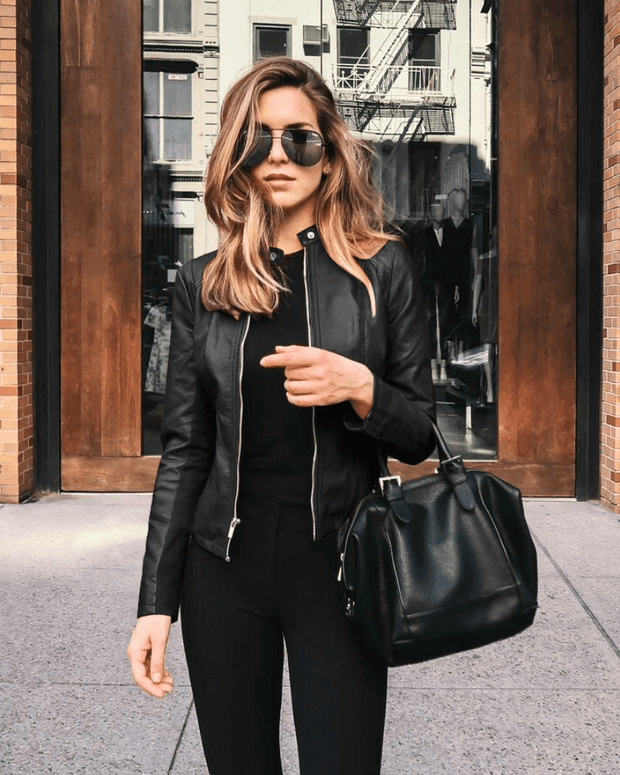 Figurbetonte Lederjacke im lässigen Stil