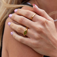 Ring Für Damen Mit Grünem Kristall Im Marquise Schliff Und Goldbeschichtung Glória Elegante Moderne Schmuckkreation