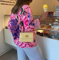 Jeansjacke mit Graffiti-Print und Taschen
