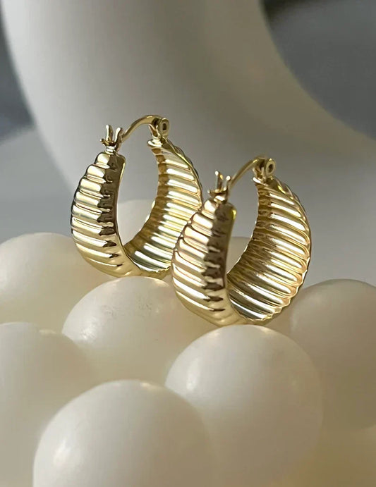 Goldene Räder Ohrringe Teresa Skulpturales Modernes Design Mit Reflektierender Textur Für Elegante Looks