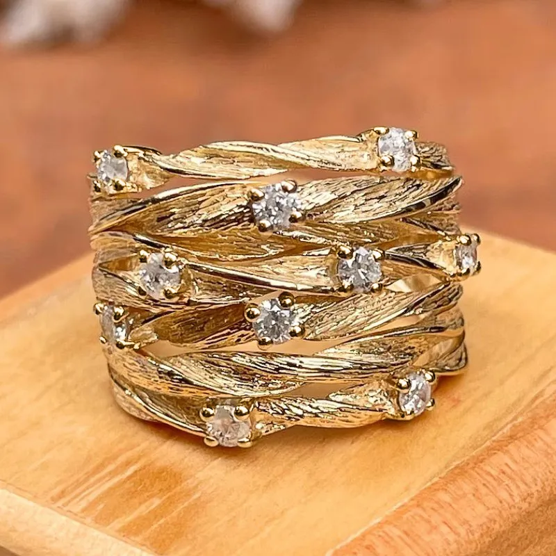 Vintage Goldring Mit Breitem Verflochtenem Texturband Design Und Glitzernden Kristallen Für Elegante Robuste Präsenz
