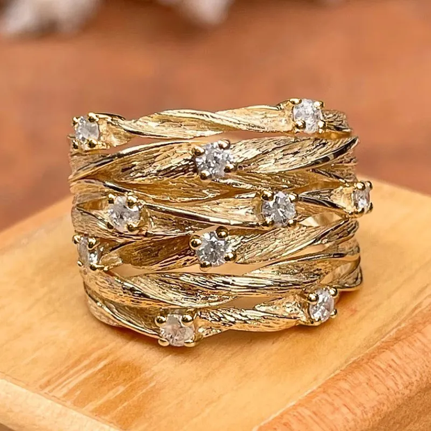 Vintage Goldring Mit Breitem Verflochtenem Texturband Design Und Glitzernden Kristallen Für Elegante Robuste Präsenz