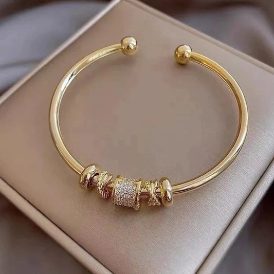 Festes Goldfarbenes Armband mit Dekorativen Anhängern und Zirkonia Pavé Element Diva