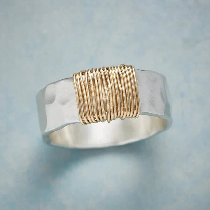 Vintage Silberring Mit Goldfäden Und Hammerierte Oberfläche Handgefertigt Für Elegante Tage Und Abende