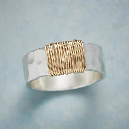 Vintage Silberring Mit Goldfäden Und Hammerierte Oberfläche Handgefertigt Für Elegante Tage Und Abende