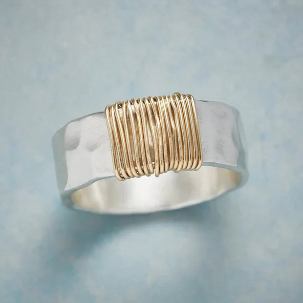 Vintage Silberring Mit Goldfäden Und Hammerierte Oberfläche Handgefertigt Für Elegante Tage Und Abende