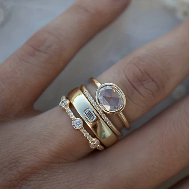 Vintage Ring Set Aus Gold Und Zirkonia, Elegantes Schmuckset Mit Minimalistischem Design Und Funkelnden Steinen