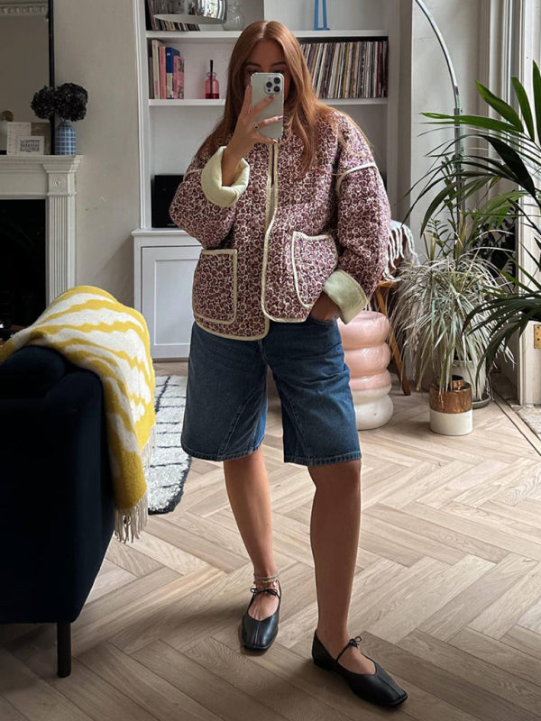Jacke mit Blumenmuster, Taschen und überschnittenen Schultern in Lila