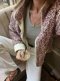 Jacke mit Blumenmuster, Taschen und überschnittenen Schultern in Lila