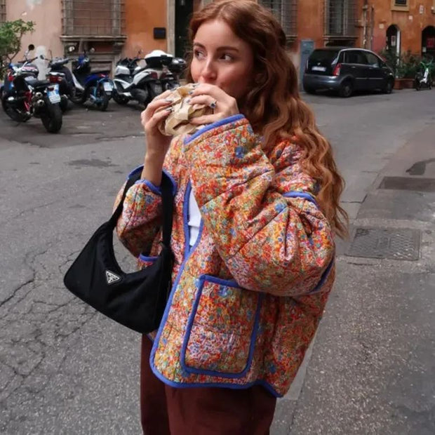 Jacke mit Blumenmuster, Taschen und überschnittenen Schultern in Lila