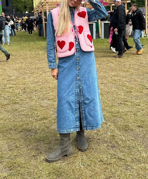 Jeansweste mit figurbetontem Schnitt, Schleifendetails und V-Ausschnitt