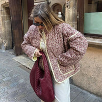 Jacke mit Blumenmuster, Taschen und überschnittenen Schultern in Lila