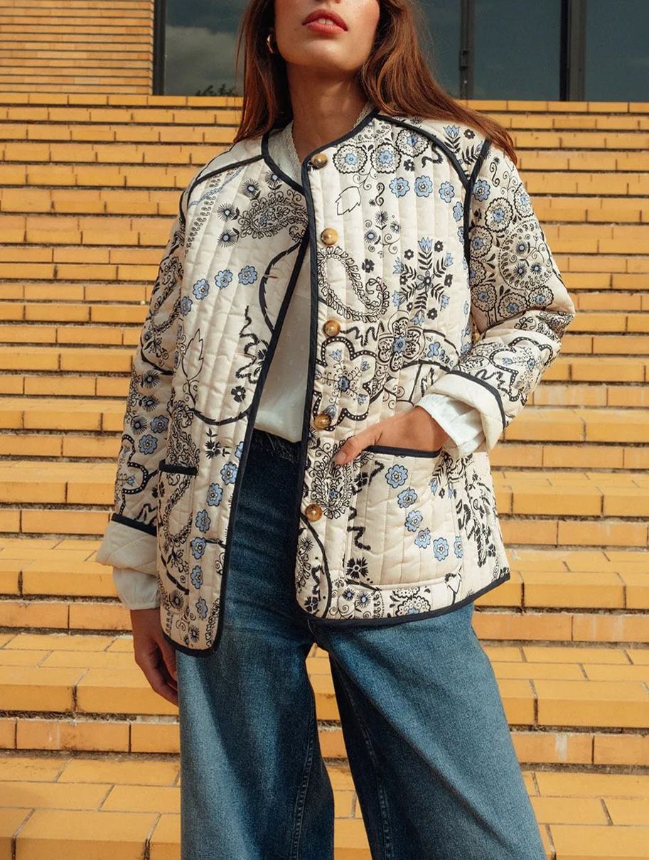 Steppjacke mit Blumenmuster und Ethno-Muster