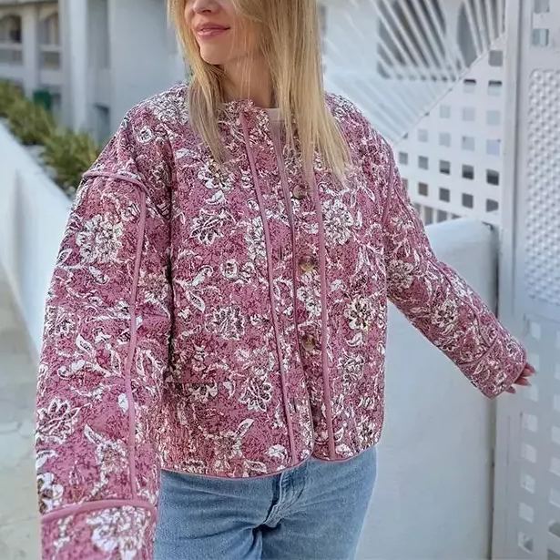 Steppjacke mit figurbetontem Schnitt, Blumenmuster und Knopfverschluss